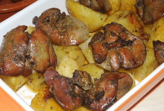 Pečené_brambory_s_česnekem_a_jemně_pikantními_kuřecími_játry