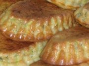 Recept na extra jemné líné cuketové mini-koláčky s česnekem a zakysanou smetanou. Hotové je máte za 20 minut!