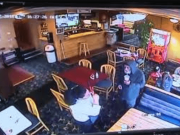 Majitel restaurace přišel do práce v přestrojení za bezdomovce. To jak se zachoval personál všechny šokovalo!