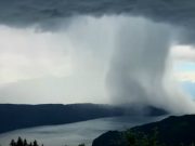 „Obloha spadla na zem“: Tuny vody padají do jezera, jako by to byla tsunami