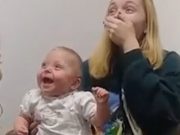 Nejkrásnější dárek k Vánocům: Neslyšící batole poprvé, díky naslouchátku, uslyší hlasy své rodiny