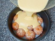 Pokud máte doma pár mandarinek, toto určitě zkuste: Obrácený ovocný koláč s karamelem – robota na 5 minut.Nejlepší koláč pod sluncem!