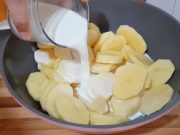 Brambory už nesmažím, toto je stokrát lepší: Fantasticky chutné a lahodné brambory, které připravíte na plechu!