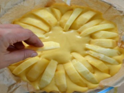 Hrnečkový jablečný koláč připravený jen ze základních ingrediencí!