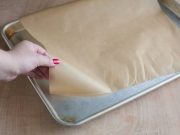 Celý život používáte pečící papír špatně. Stačí udělat 2 malé změny a koláče budou mnohem chutnější