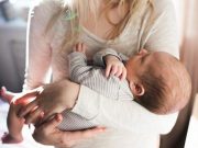 Proč téměř všechny maminky nosí své děti na rukou na levé straně? Příčina tohoto mateřského instinktu je opravdu zarážející!