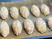 Jen 300 g mletého masa, 300 g zelí, 2 brambory a zakysaná smetana: Fantastické rychlé karbanátky na plechu – k tomuto netřeba ani přílohu!