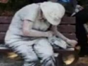 Stařenka se posypala moukou a posadila se do parku. Až zjistíte proč to udělala budete plakat!
