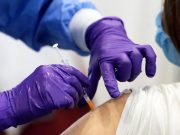 Imunolog: Proto se epidemie mezi mnoha lidmi šíří i po druhém očkování