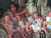 V roce 1997 porodila sedm dětí – a její manžel ji okamžitě opustil. “ Takhle vypadají dnes