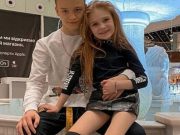 Vztah mezi 8letou a 13letým vyvolal pořádný skandál. Fotografie, které zveřejňují, mluví samy za sebe