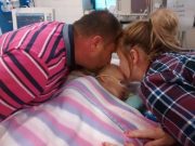 Během několika sekund muselo být miminko odpojeno od přístrojů. Rodiče se naklonili, aby se rozloučili, když lékaři vběhli na oddělení