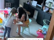 Nahrála chůvu z úkrytu. Video má 16 milionů zhlédnutí